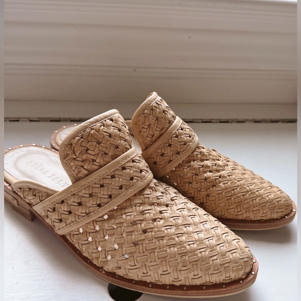 Freda Salvador Keen Mules size 6